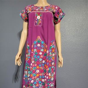 Langes mexikanisches Maxikleid, handbesticktes mexikanisches Kleid, mexikanisches Blumenkleid, handwerkliches handgefertigtes Kleid. Traditionelles mexikanisches Kleid