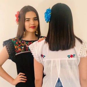 Bestickte mexikanische Bluse. Größe S - 2X. Bunte Hand bestickt Bluse. Spitze Ärmel Blumenbluse. Traditionelles mexikanisches Hemd.