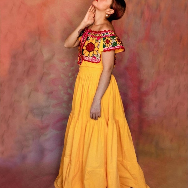 Maxi vestido "chatino" Una verdadera joya que nos muestra un baile de hilos y colores con su bordado punto de cruz  Mexican dress Hand made