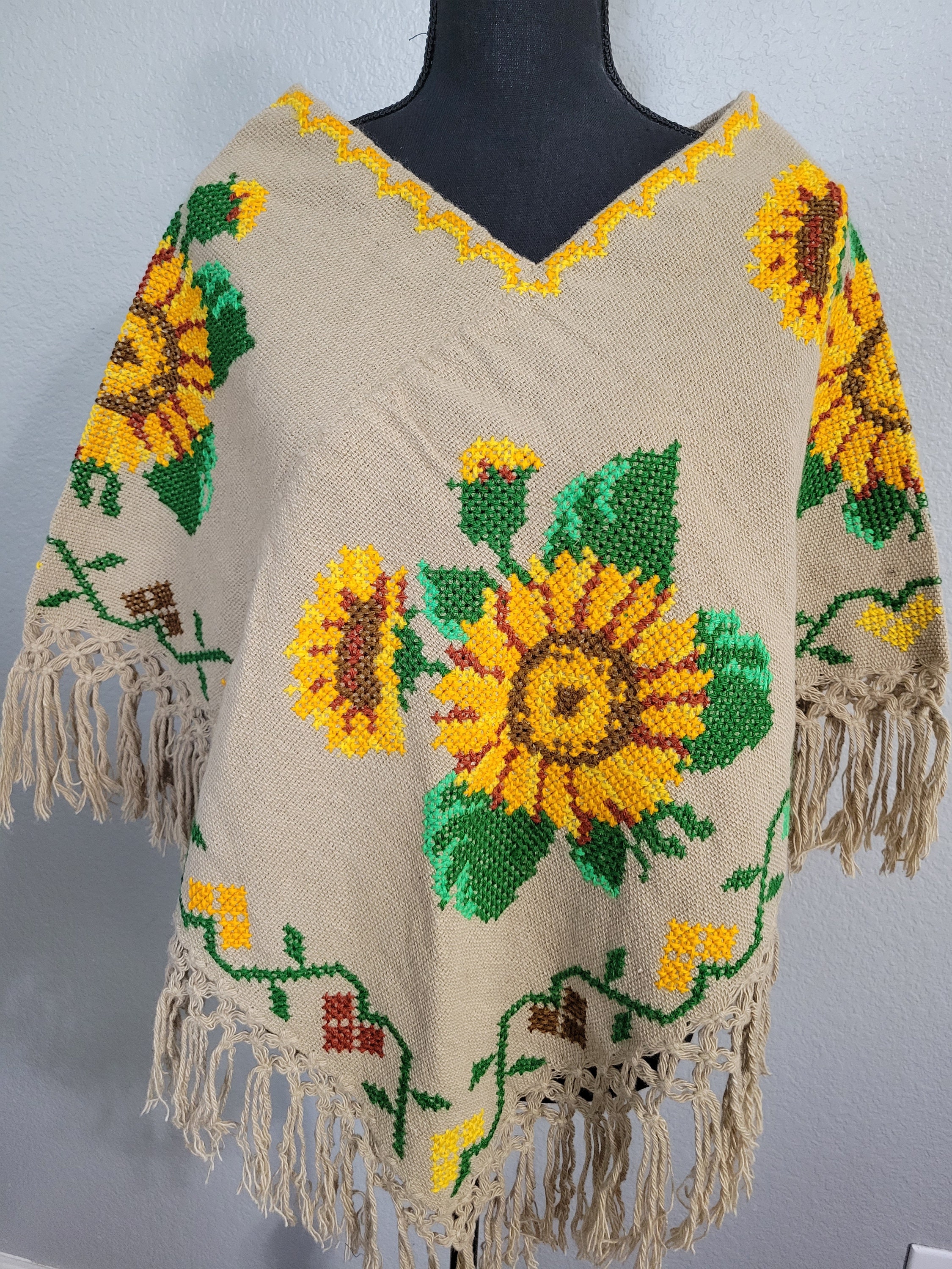 手刺繍のメキシカンポンチョ。職人技のメキシカンポンチョ。メキシカン
