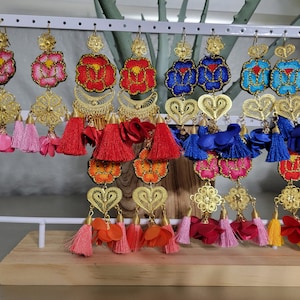 Aretes de filigrana con corazón mexicano. Filigrana bañada en oro. Aretes de flores de seda. Aretes colgantes. Aretes tradicionales mexicanos.