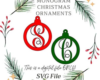 Op de afbeelding: Twee SVG-bestanden voor kerstversiering, een rode en een groene, met een monogramletter in elke versiering. De tekst "MONOGAM CHRISTMAS ORNAMENTS" staat boven de versieringen en de tekst "This is a digital file ONLY SVG File" staat onder de versieringen.