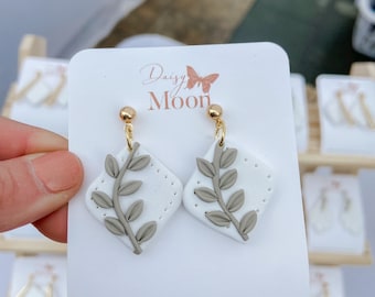 Pendientes de arcilla polimérica hechos a mano / Pendientes minimalistas de hoja colgante