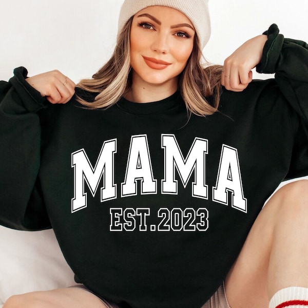 mama est 2023 svg, mama svg, mama varsity svg, moederdag svg, mom shirt svg, mom mode svg, mom life svg, moederschap svg, retro svg, trendy