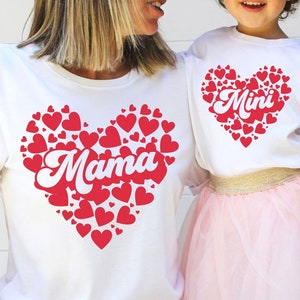 mamá y mini corazón svg, día de la madre svg, mamá y yo svg, mamá hija svg, mamá svg, retro svg, camisa de mamá svg, maternidad svg, de moda