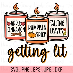 以下が含まれることがあります： 「Apple Cinnamon」、「Pumpkin Spice」、「Falling Leaves」と書かれたラベルが付いた3つの点灯したキャンドル。キャンドルの下には「getting lit」というフレーズが書かれています。画像には、ファイルタイプの表記（SVG、PNG、EPS、JPG、DXF）も含まれています。