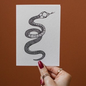 Serpent | Reptiles | Noir | A6 | Carte de voeux | Fait main | Illustration | Imprimer | Cadeaux | Papier kraft | illustrée | Sorcière | Dessin à l'encre