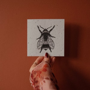 Bourdon | Papier ensemencé | carte de voeux | Cadeaux faits main | Illustration imprimée | Plantes des prés | Papier kraft | Respectueux de la faune | Pollinisateurs