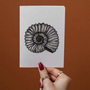 Fossile d'ammonite | Noir | A6 | carte de voeux | Impression d'illustration faite main | Cadeaux d'anniversaire illustrés | Merci Kraft | Personnalisé