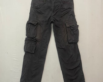Pantalones cargo vintage GAP descoloridos de 7 bolsillos. Pantalones cargo tácticos multibolsillos vintage Gap. Pantalones cargo utilitarios multibolsillos vintage Gap. Pantalones W33.