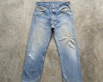 Spodnie vintage Levi's 501 Jeans z lat 90., sprane, z przetarciami, USA, z rozporkiem na guziki, 33x28