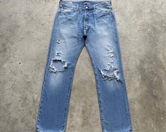 Spodnie jeansowe Levis 501 Big E z dziurami i wyblakłym, przetartym rozporkiem na guziki, rozm. 34x31,5