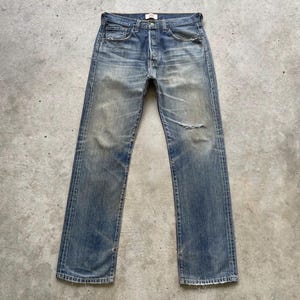 Puede incluir: Un juego de tres tazas de cerámica con un acabado mate moteado. Las tazas son en tonos crema, gris claro y gris oscuro. Cada taza tiene un diseño simple y moderno y un asa redondeada. Las tazas están apiladas.