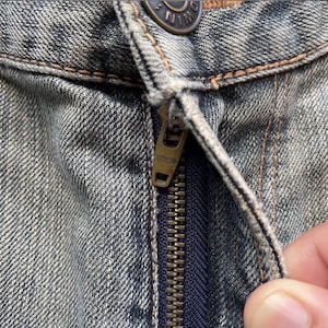 Puede incluir: Un juego de tres cuencos apilables de cer&aacute;mica en tonos azules, verdes y blancos. Los cuencos presentan un esmalte moteado y un dise&ntilde;o sencillo y moderno. El cuenco m&aacute;s grande mide unos 15 cm de di&aacute;metro.