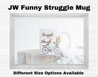 JW 闘いは現実ですが、エホバも現実です。コーヒーマグ。さまざまなサイズのオプションをご用意しています。