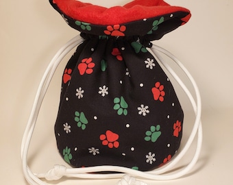 Bolsa de dados navideña con copos de nieve y huellas de patas, regalo de D&D
