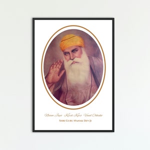 Könnte beinhalten: Ein gerahmter Druck eines Porträts von Guru Har Rai, dem siebten Sikh-Guru. Das Porträt befindet sich in einem goldenen ovalen Rahmen und der Hintergrund ist weiß. Der Text unter dem Porträt lautet "Naam Japo, Kirat Karo, Vand Chhako" und "Shri Guru Har Rai Dev Ji".