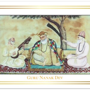 Könnte beinhalten: Ein Gemälde, das Guru Nanak Dev, den Gründer des Sikhismus, im Zentrum sitzend darstellt, mit zwei Figuren, die auf beiden Seiten Musik spielen. Das Gemälde ist vor dem Hintergrund eines Baumes und einer üppigen grünen Landschaft gemalt. Der Text "Guru Nanak Dev" ist unter dem Gemälde geschrieben.