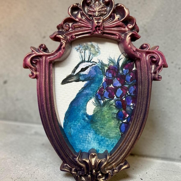 Miniatur-Pfau, Original-Aquarell, gerahmtes Vogelbild, burgunderroter Goldrahmen mit Schmuckelementen, Dekoration in Juwelentönen, Geschenk für Vogelliebhaber