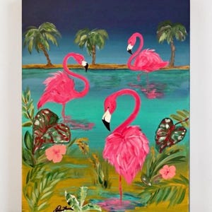 Op de afbeelding: Acrylverfschilderij met drie roze flamingo's in een tropische omgeving. Het kunstwerk toont turquoise water, palmbomen en groen gebladerte met roze bloemen. De achtergrond is donkerblauw.