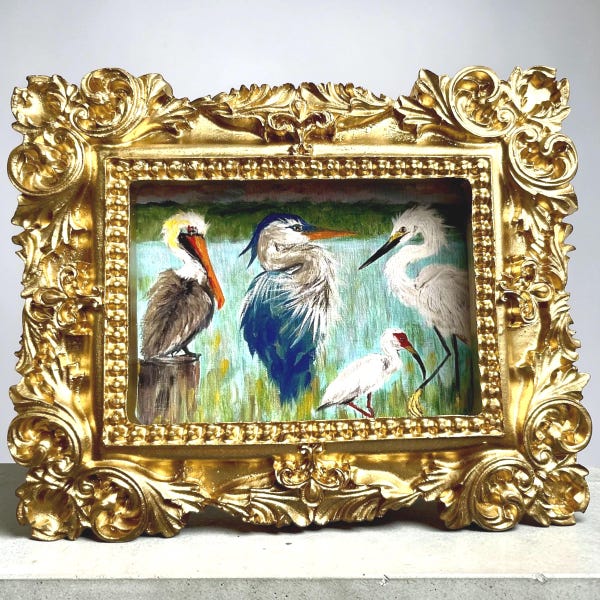 Küstenvögel-Giclée-Druck – Miniatur-Reiher, Pelikan, Silberreiher in reich verziertem Goldrahmen
