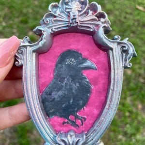 Origineel miniatuurschilderij kraai raaf – ingelijste kleine aquarelkunst, sierlijke lijst, zwarte vogel kunst aan de muur, uniek