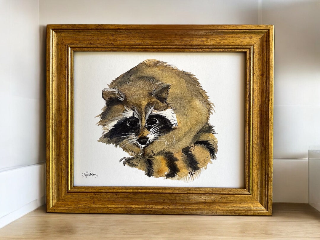 額装されたアライグマの水彩画プリント：金色の額縁に入った野生動物