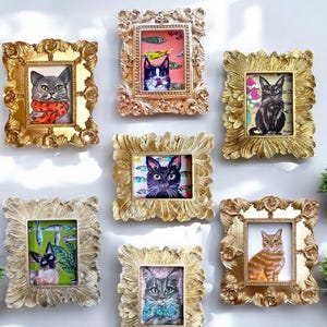 Litet inramat katttryck: Originalt husdjursporträtt i bladguldram