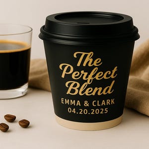 50 pezzi - Tazze da caffè per matrimonio "The Perfect Blend" - Bicchieri di carta personalizzati con coperchio - Bicchieri per bevande calde personalizzati ed ecologici - Bomboniere per addio al nubilato
