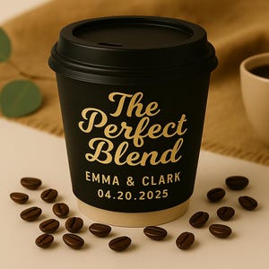 Kundenspezifische Hochzeitskaffeetassen - 50 Stück Die perfekte Mischung Papiertassen mit Deckel - Personalisiertes Brautduschen-Trinkgeschirr - Rustikale To Go Cup Gefälligkeiten