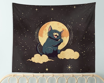 以下が含まれることがあります： 黄色い顔をした黒い猫が満月の前の雲の上に座っています。月は星に囲まれており、猫は微笑んでいます。背景は濃い青色で白い星があります。
