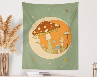 Può includere: Un arazzo con sfondo verde e una luna crescente con un fungo in cima. La luna è circondata da funghi più piccoli e stelle. L'arazzo è perfetto per aggiungere un tocco di fantasia a qualsiasi stanza.