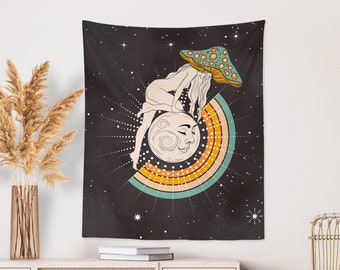 Può includere: Un arazzo con un design psichedelico che presenta una donna seduta su una luna crescente con un fungo sopra la testa. Lo sfondo è blu scuro con stelle e un arcobaleno.