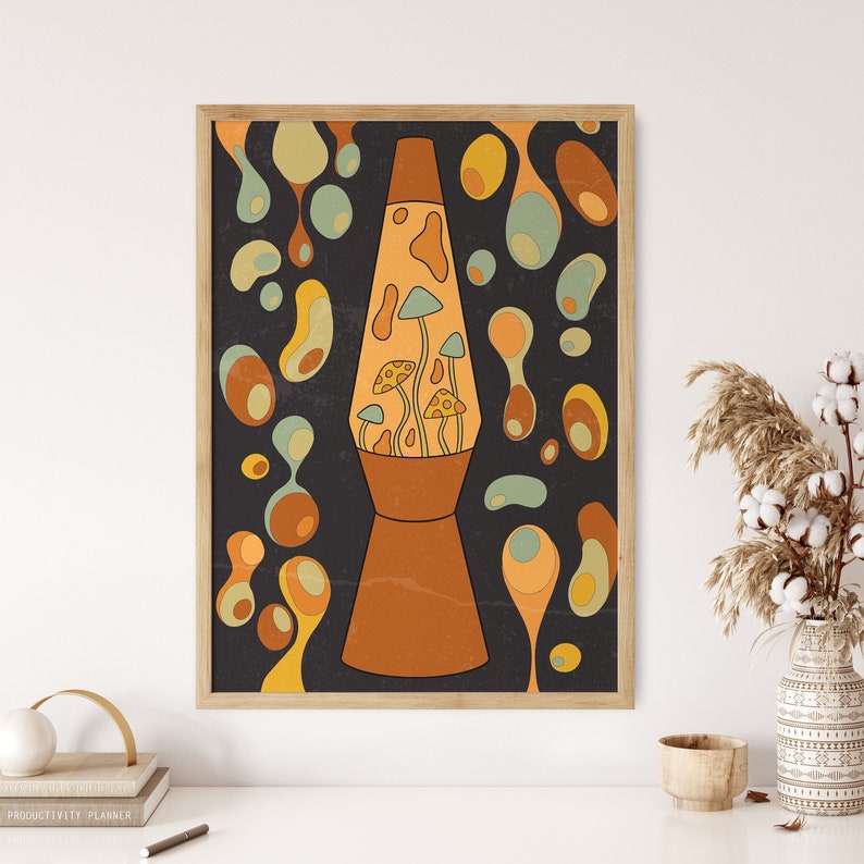K&ouml;nnte beinhalten: Eine Lava-Lampe im Retro-Stil mit braunem Sockel und einem klaren Glask&ouml;rper, gef&uuml;llt mit schwirrender orangefarbener Fl&uuml;ssigkeit und pilzf&ouml;rmigen Objekten. Die Lampe ist von abstrakten Formen in Orange-, Gelb- und Gr&uuml;nt&ouml;nen vor einem dunklen Hintergrund umgeben.