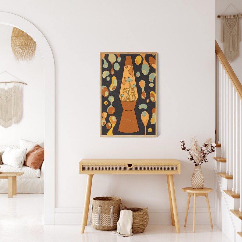 K&ouml;nnte beinhalten: Ein Retro-Druck einer Lava-Lampe mit dunkelblauem Hintergrund und bunten abstrakten Formen. Die Lava-Lampe ist mit gelben und orangefarbenen Formen gef&uuml;llt, und die Basis ist in einem warmen Braunton gehalten.