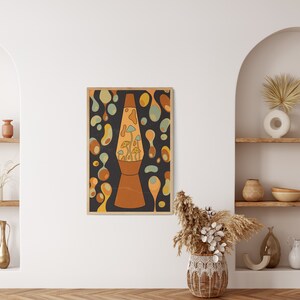 K&ouml;nnte beinhalten: Ein Retro-Druck mit einer Lava-Lampe im psychedelischen Design. Die Lampe ist mit bunten Wirbeln und Blasen gef&uuml;llt und hat einen pilzf&ouml;rmigen Sockel. Der Druck ist auf einem dunklen Hintergrund.