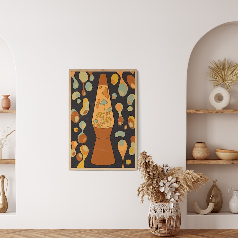K&ouml;nnte beinhalten: Ein Retro-Druck mit einer Lava-Lampe im psychedelischen Design. Die Lampe ist mit bunten Wirbeln und Blasen gef&uuml;llt und hat einen pilzf&ouml;rmigen Sockel. Der Druck ist auf einem dunklen Hintergrund.