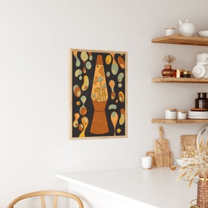 K&ouml;nnte beinhalten: Ein gerahmter Druck einer Retro-Lava-Lampe mit dunklem Hintergrund und bunten abstrakten Formen. Die Lava-Lampe ist mit einer hellorangen Fl&uuml;ssigkeit gef&uuml;llt und enth&auml;lt einen Cluster gelber Pilze.