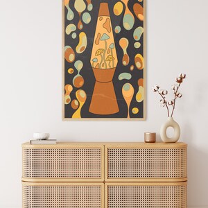 K&ouml;nnte beinhalten: Ein Retro-Lava-Lampen-Druck mit dunkelblauem Hintergrund und bunten abstrakten Formen. Die Lava-Lampe ist mit einer gelben Fl&uuml;ssigkeit gef&uuml;llt und hat einen braunen Sockel. In der Lava-Lampe befinden sich Pilze.