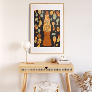 K&ouml;nnte beinhalten: Ein gerahmter Druck einer Retro-Lava-Lampe mit psychedelischem Design. Die Lampe ist mit bunter Fl&uuml;ssigkeit gef&uuml;llt und hat einen pilzf&ouml;rmigen Sockel. Der Druck ist vor einer wei&szlig;en Wand und einem Holztisch mit Schublade platziert.