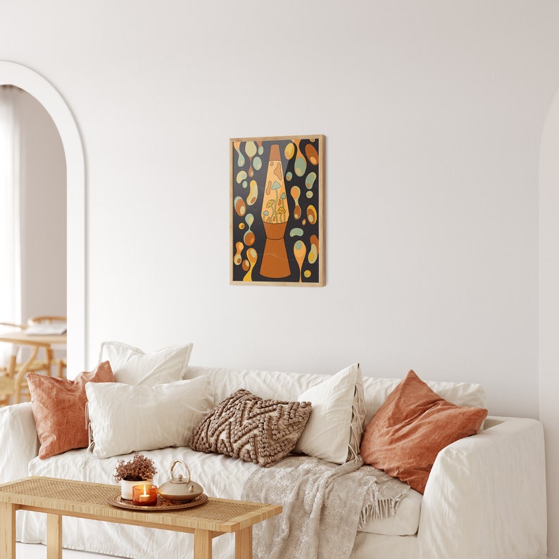 K&ouml;nnte beinhalten: Eine gerahmte Illustration einer Lavalampe mit dunklem Hintergrund und bunten, abstrakten Formen. Die Lavalampe ist braun und gelb mit einem blauen und gr&uuml;nen Inneren.