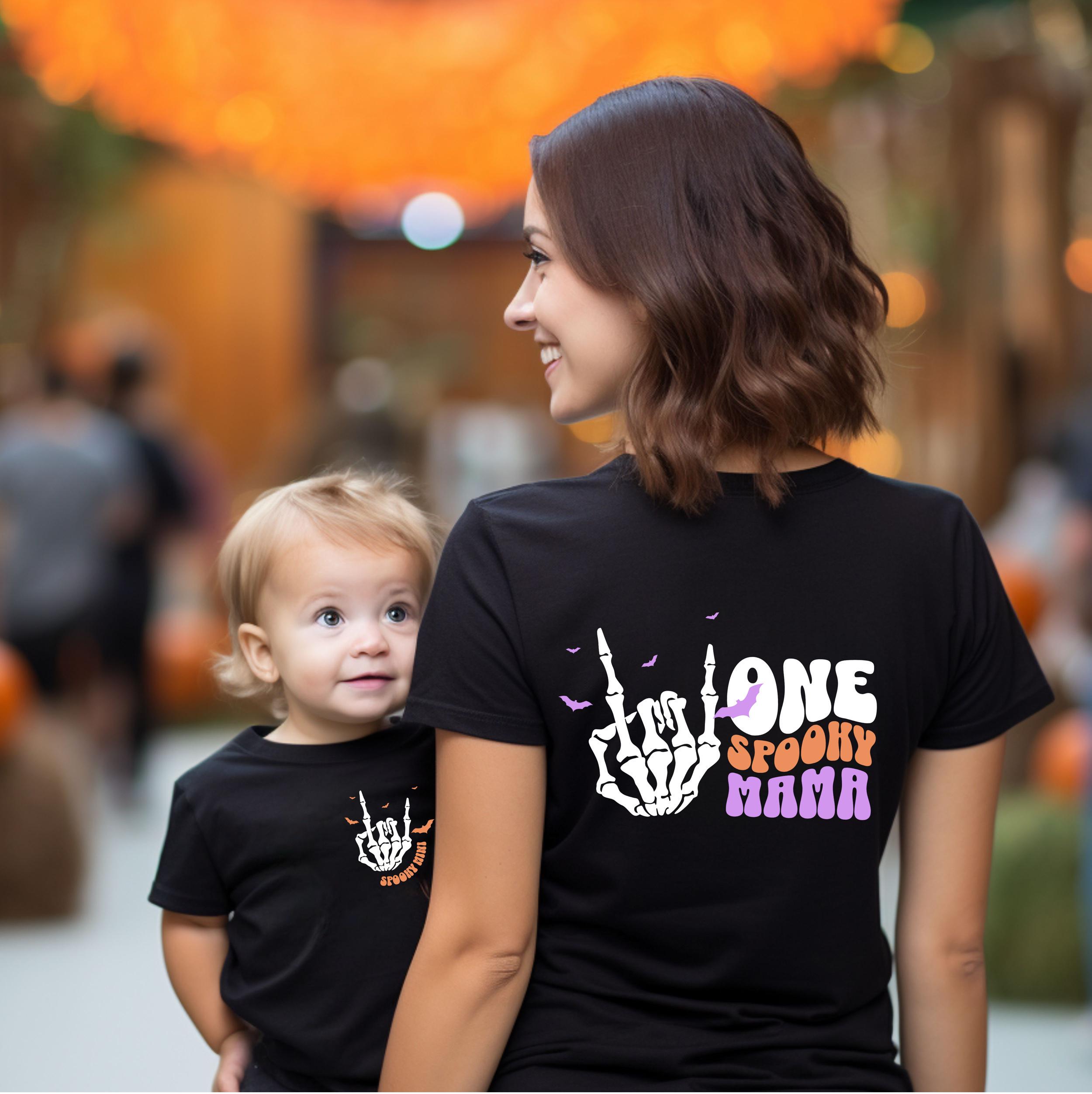 Magliette Spooky Mama e Mini, abiti di Halloween per mamma e me, maglietta retrò di Halloween per mamma e figlia, maglietta della stagione spettrale, mamma scheletro