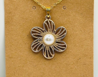 Gold and white flower pendant necklace
