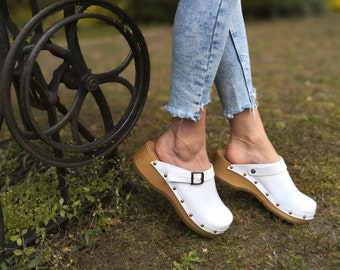 Schwedische Holzclogs für Damen. Weiß lackiert und in vielen Farben erhältlich