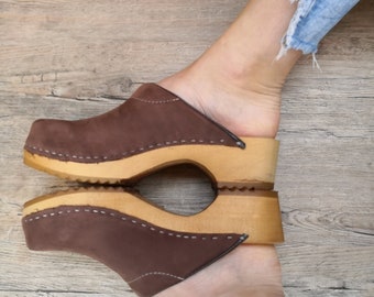 Schwedische Holzclogs für Damen. Braunes Nubuk