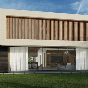 Puede incluir: Casa moderna de dos pisos con techo plano y grandes ventanales. El exterior presenta una fachada beige claro, detalles de listones de madera y paneles de madera oscura. Se ven cortinas blancas en el interior.