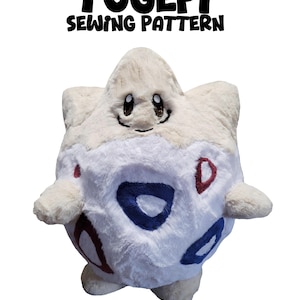Puede incluir: Un patrón de costura de peluche Togepi. El peluche es blanco con cabeza y brazos color crema. Tiene detalles azules y rojos en el cuerpo y una cara sonriente. El texto "TOGEPI SEWING PATTERN" está en la parte superior.