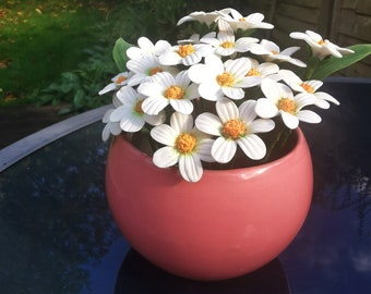 Personalisierte handgemachte Ton Daisy Blumen in einem rosa Topf, kundenspezifisches Blumenarrangement für Wohndekor und Interieur, botanische Skulpturenblumen