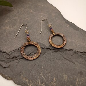 Kolczyki z koralików z miedzi młotkowanej, malowane płomieniem, biżuteria miedziana