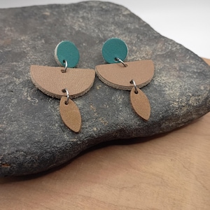 ブルーブラウンのレザー製ドロップイヤリング、軽量で存在感のあるジュエリー